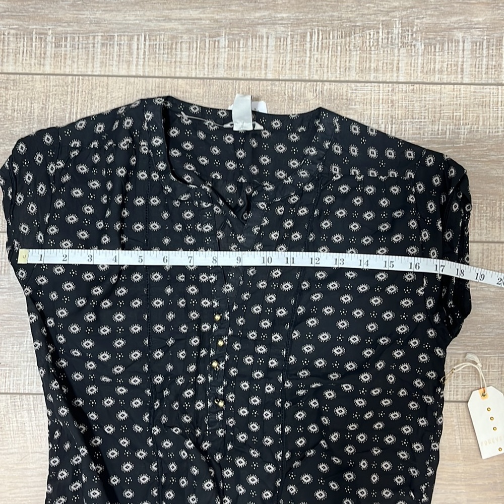 Forever 21 Sleeveless Blouse Gold Button and Lace Detailing Black & Cream SZ S - Picture 10 of 12